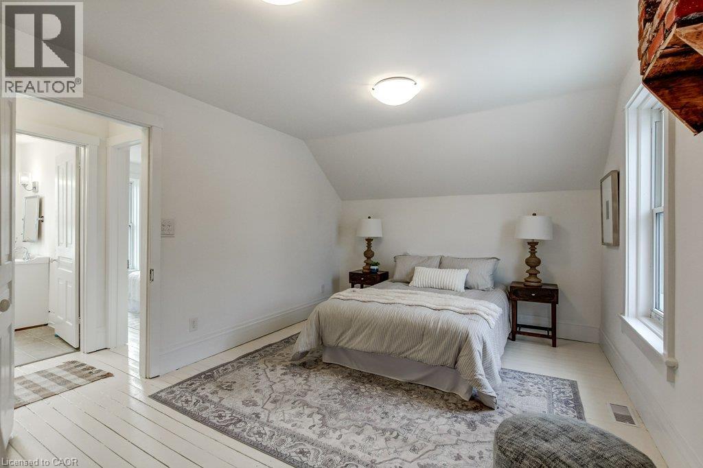 533 Catharine Street North — photo 29