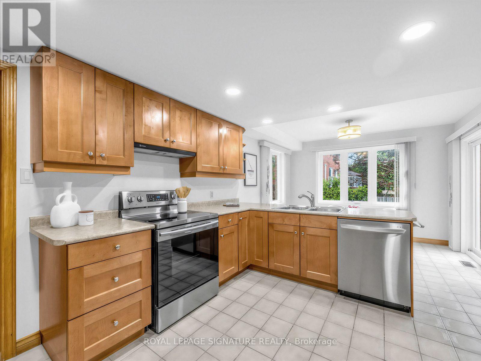 30 Invermarge Drive, Toronto, ON photo 13