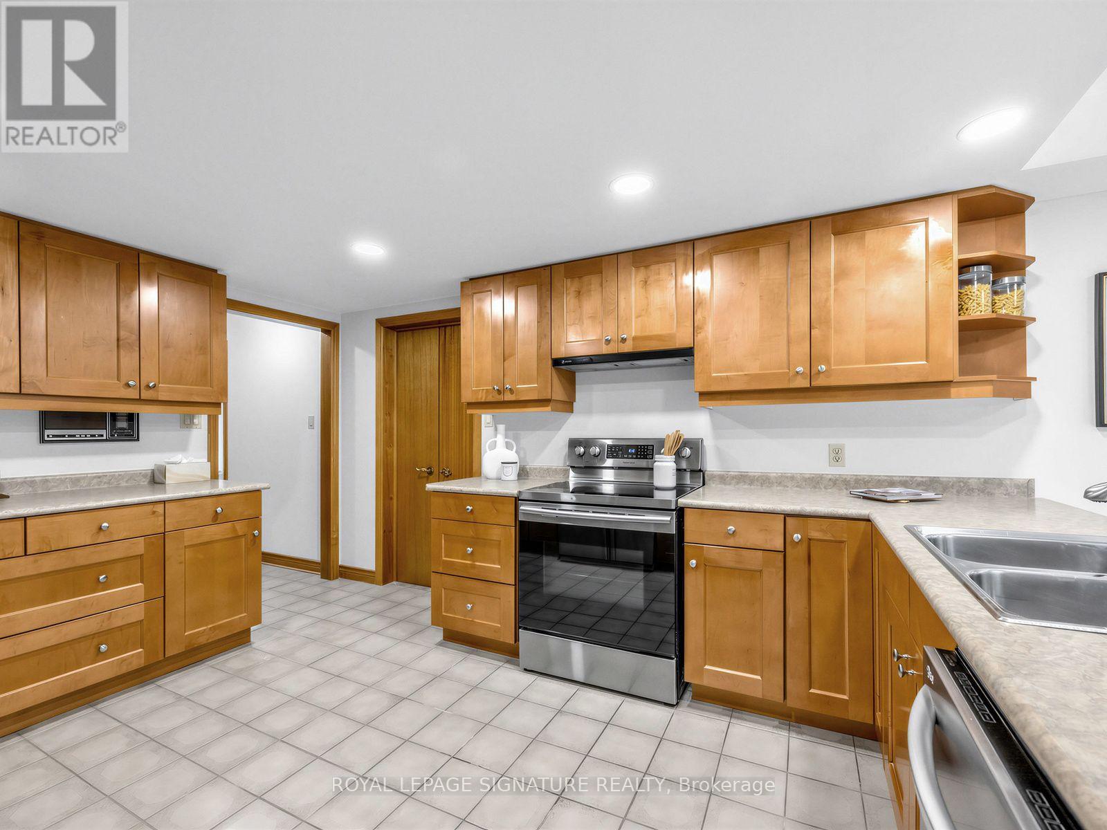 30 Invermarge Drive, Toronto, ON photo 14
