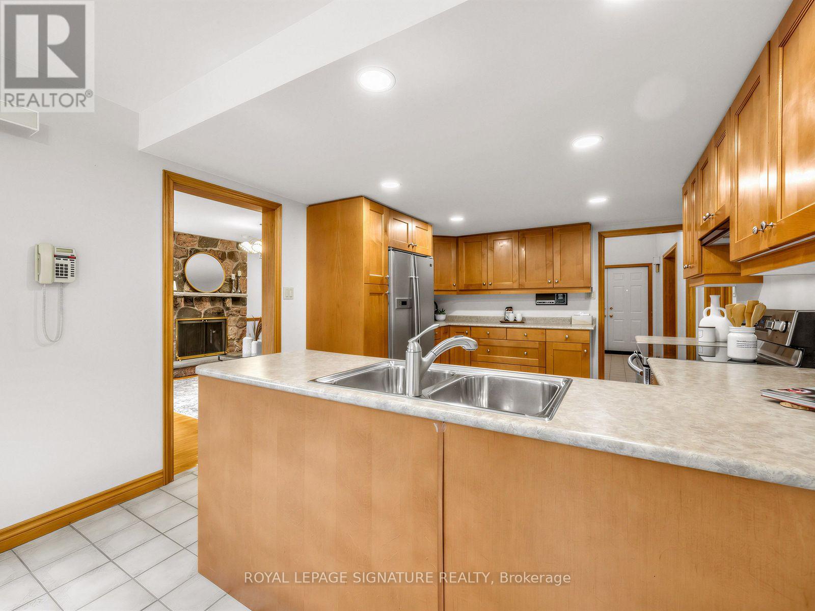 30 Invermarge Drive, Toronto, ON photo 18