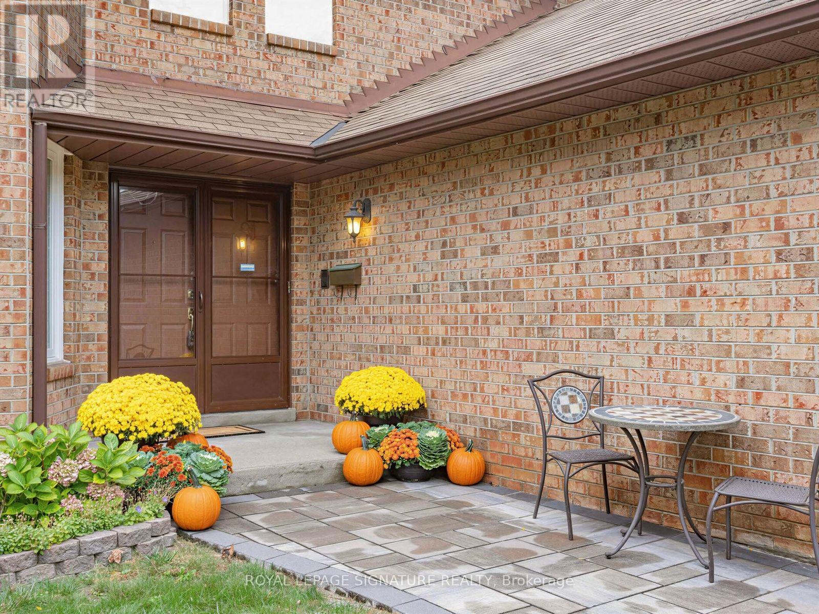 30 Invermarge Drive, Toronto, ON photo 3