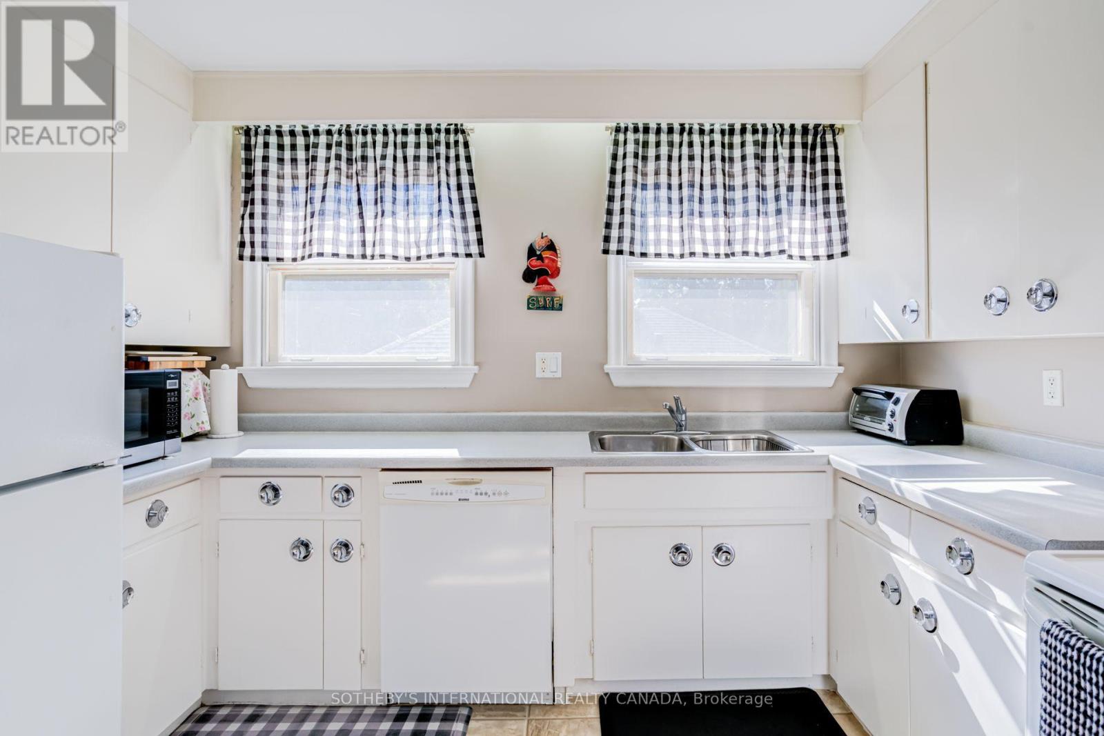 407 LAKE PROMENADE - 13