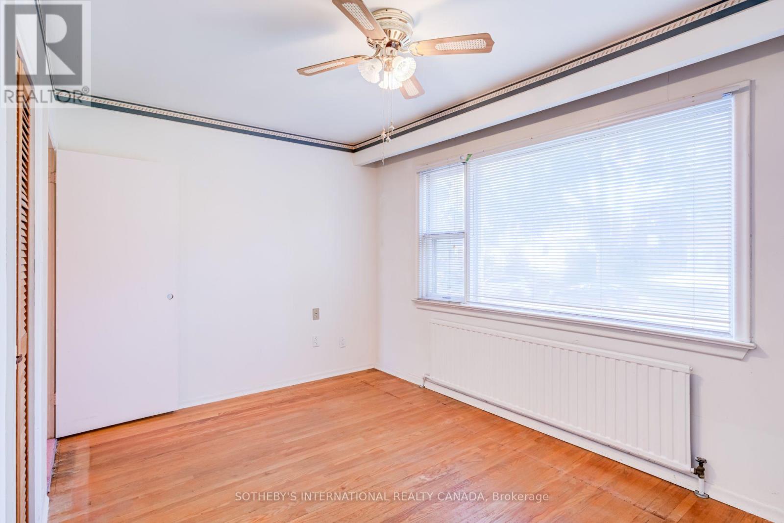 407 LAKE PROMENADE - 34