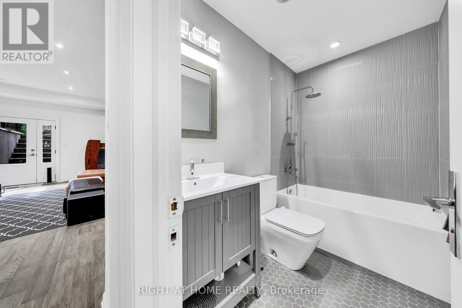 185 SOUDAN AVENUE - Image 24