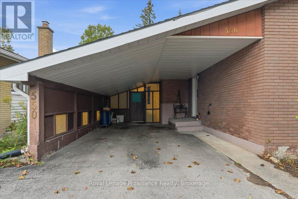 550 VICTORIA AVENUE - 30