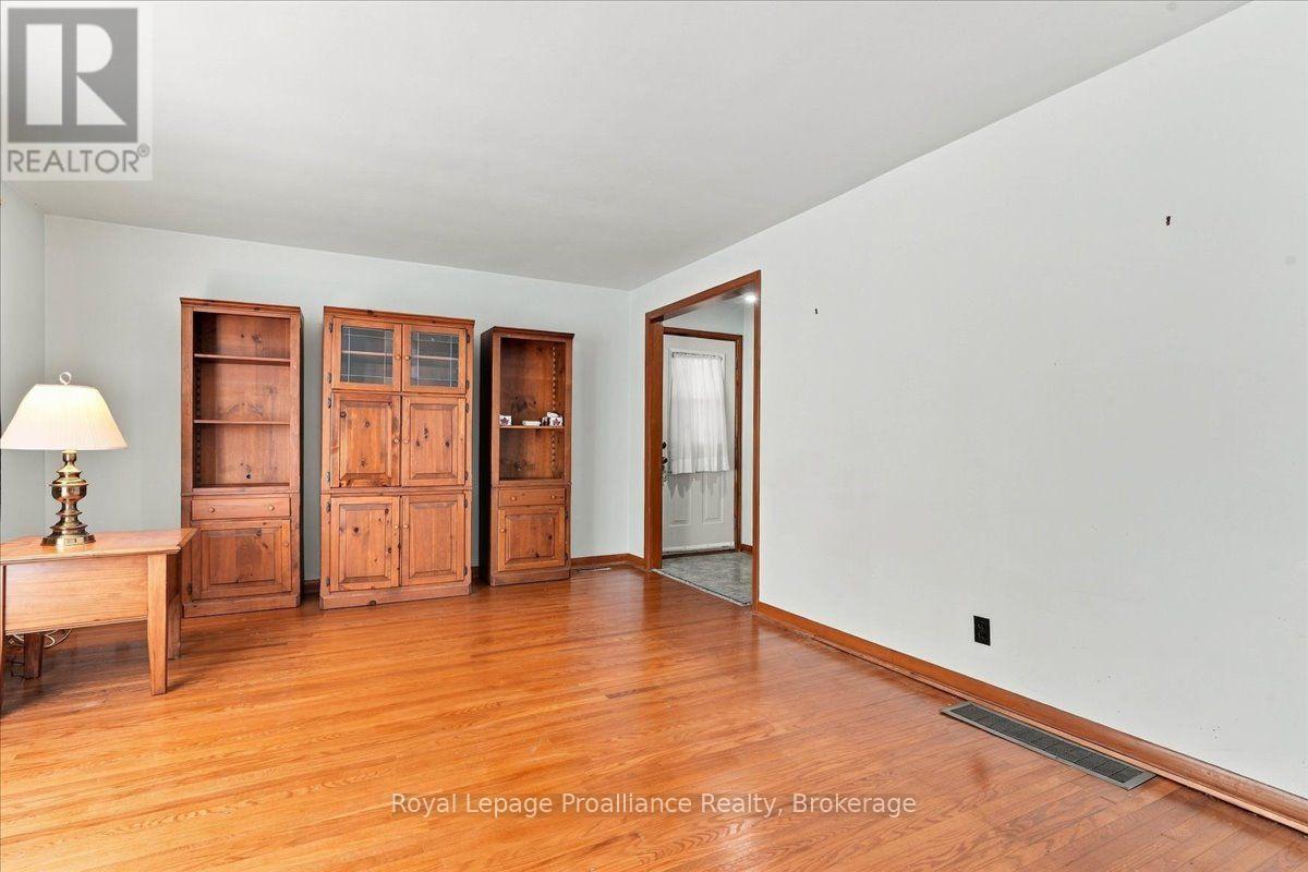 550 VICTORIA AVENUE - 6
