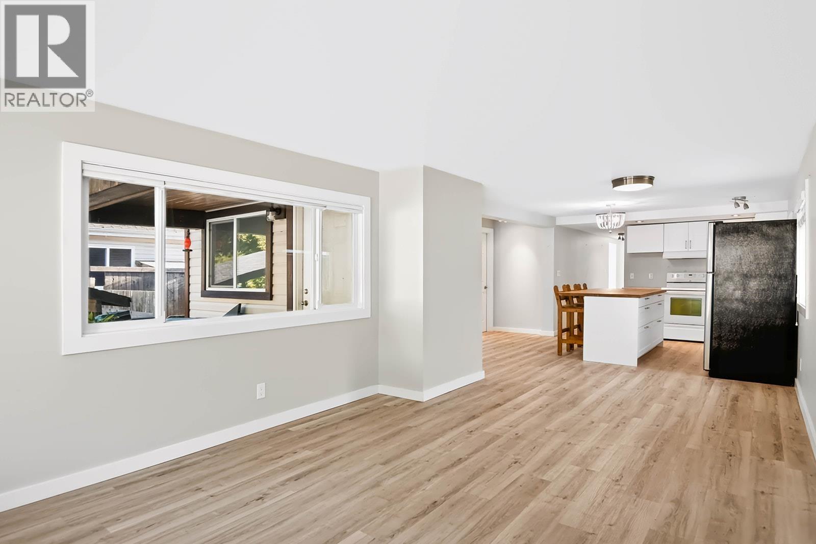 1413 SUNSHINE COAST HIGHWAY, Gibsons