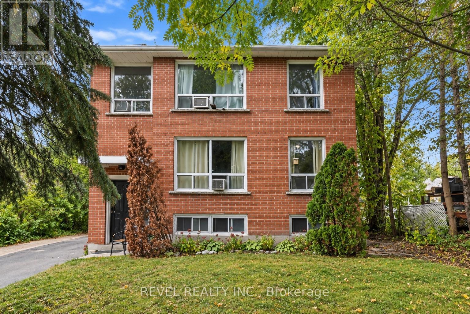 138 Innisfil Street, Barrie, ON photo 2
