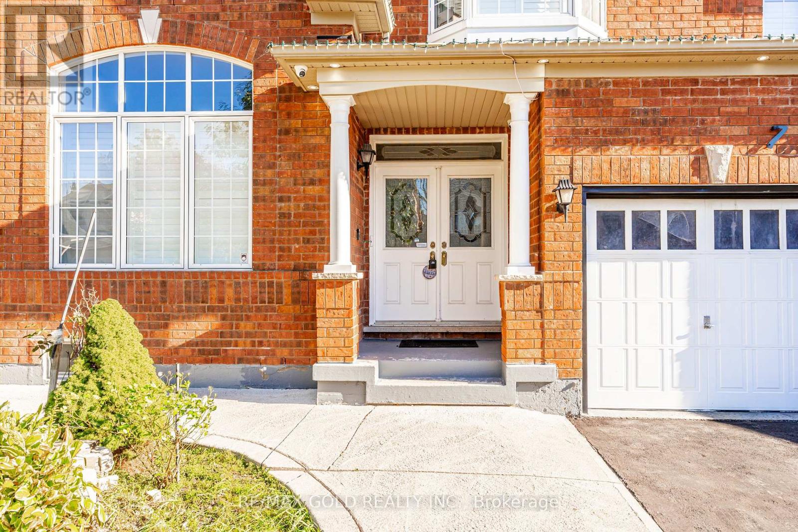 7 Bettey Road, Brampton, ON photo 3