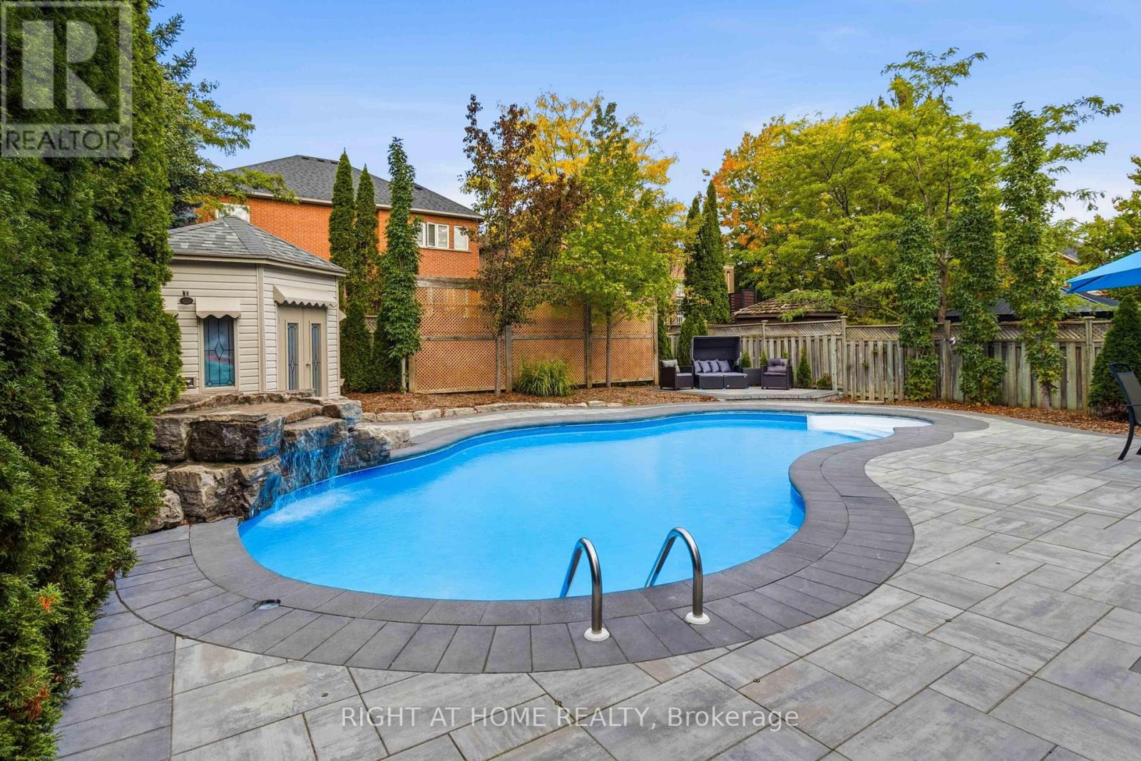 1213 Lindenrock Drive, Oakville, ON photo 3