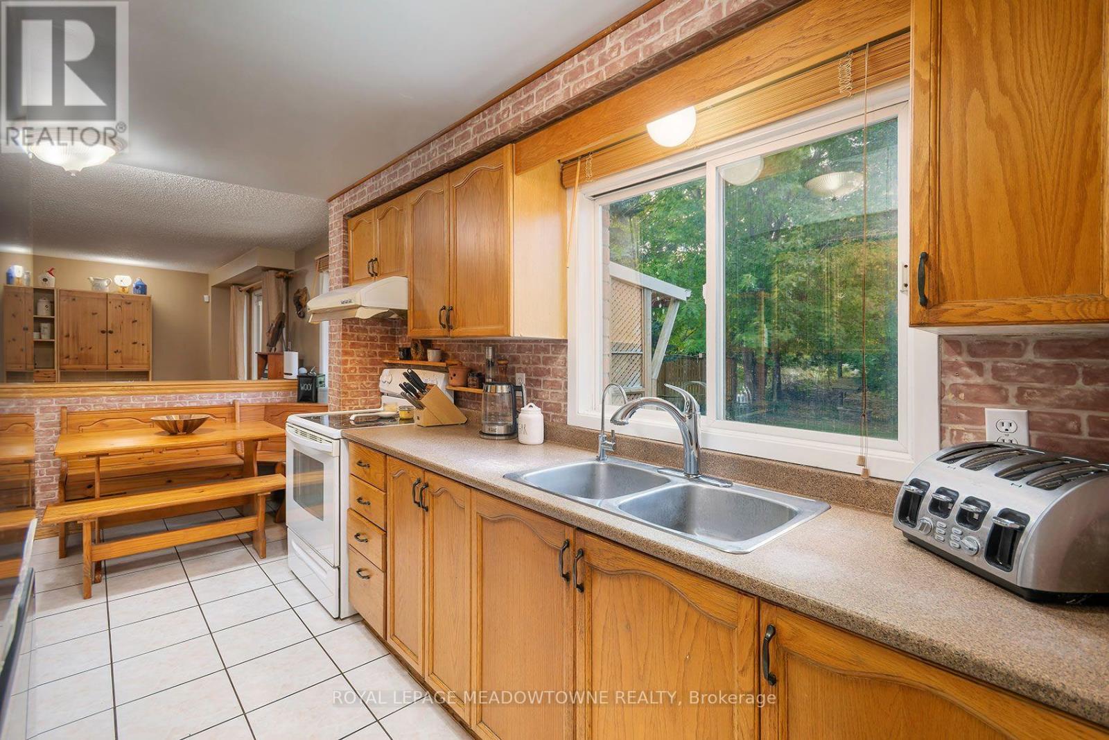 209 ELMIRA ROAD S - 10