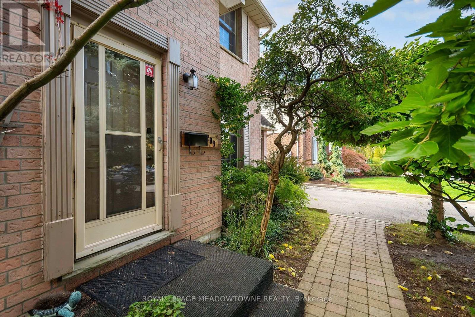 209 Elmira Road South, Guelph, ON photo 3