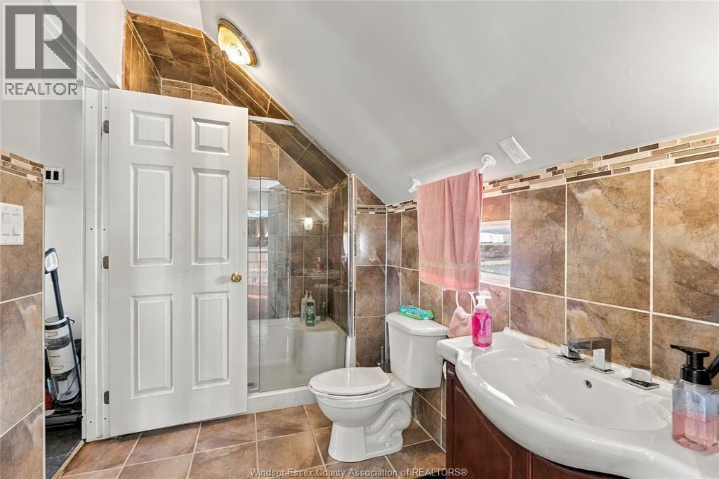 4765 HOWARD - 19
