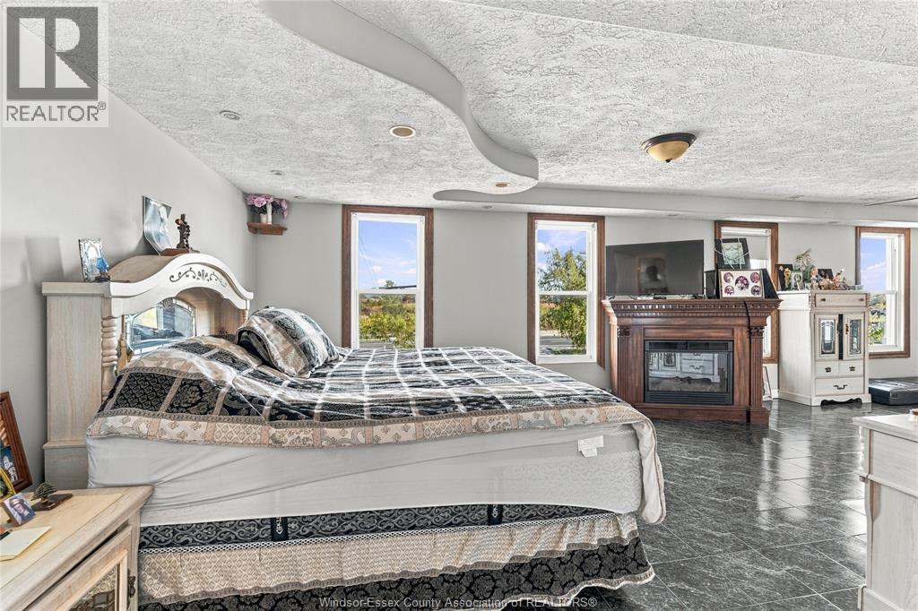 4765 HOWARD - 22