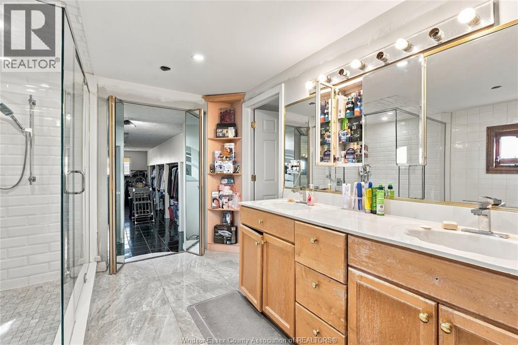 4765 HOWARD - 24