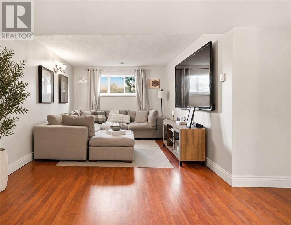 859 Chestnut Crescent - Image 24