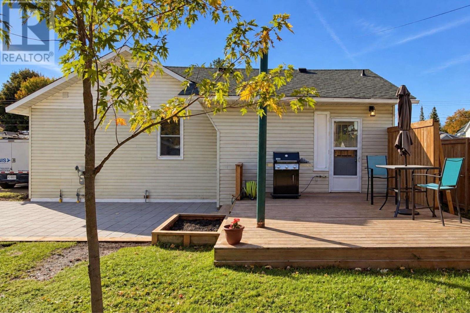 20 Gladstone AVE S - 22