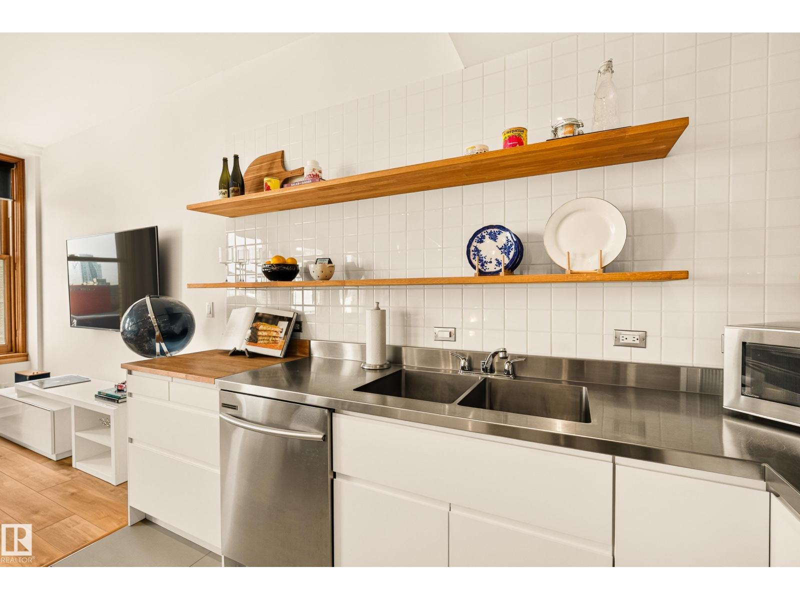#806 10134 100 ST NW - 4