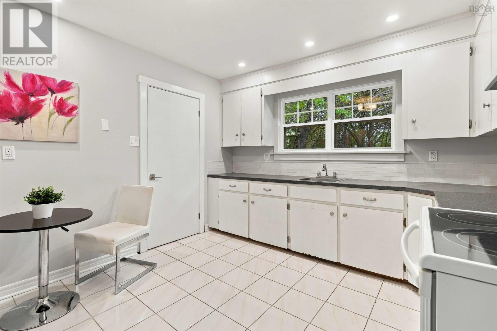 6 Sandra Crt - 13