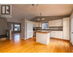 Living room - 3404 65 Avenue, Lloydminster, AB T9V3G9 Photo 6