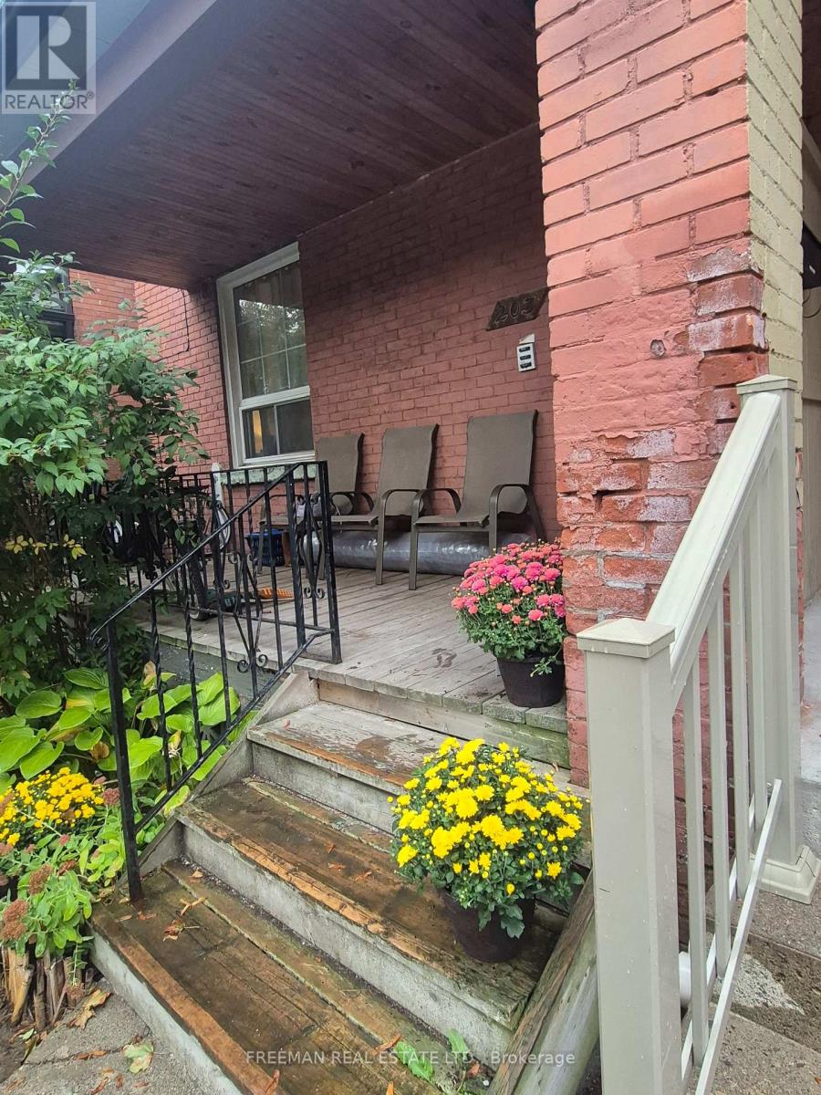 203 Fairview Avenue, Toronto, ON photo 3