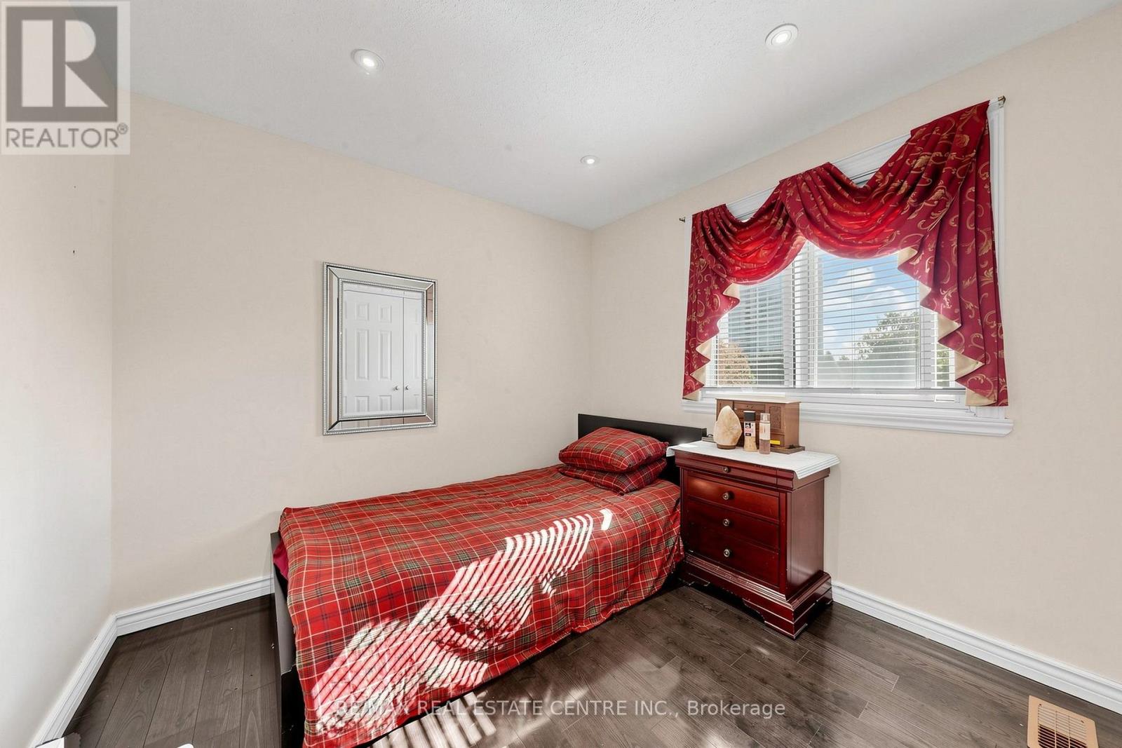 1 HAWKINS COURT - Image 17