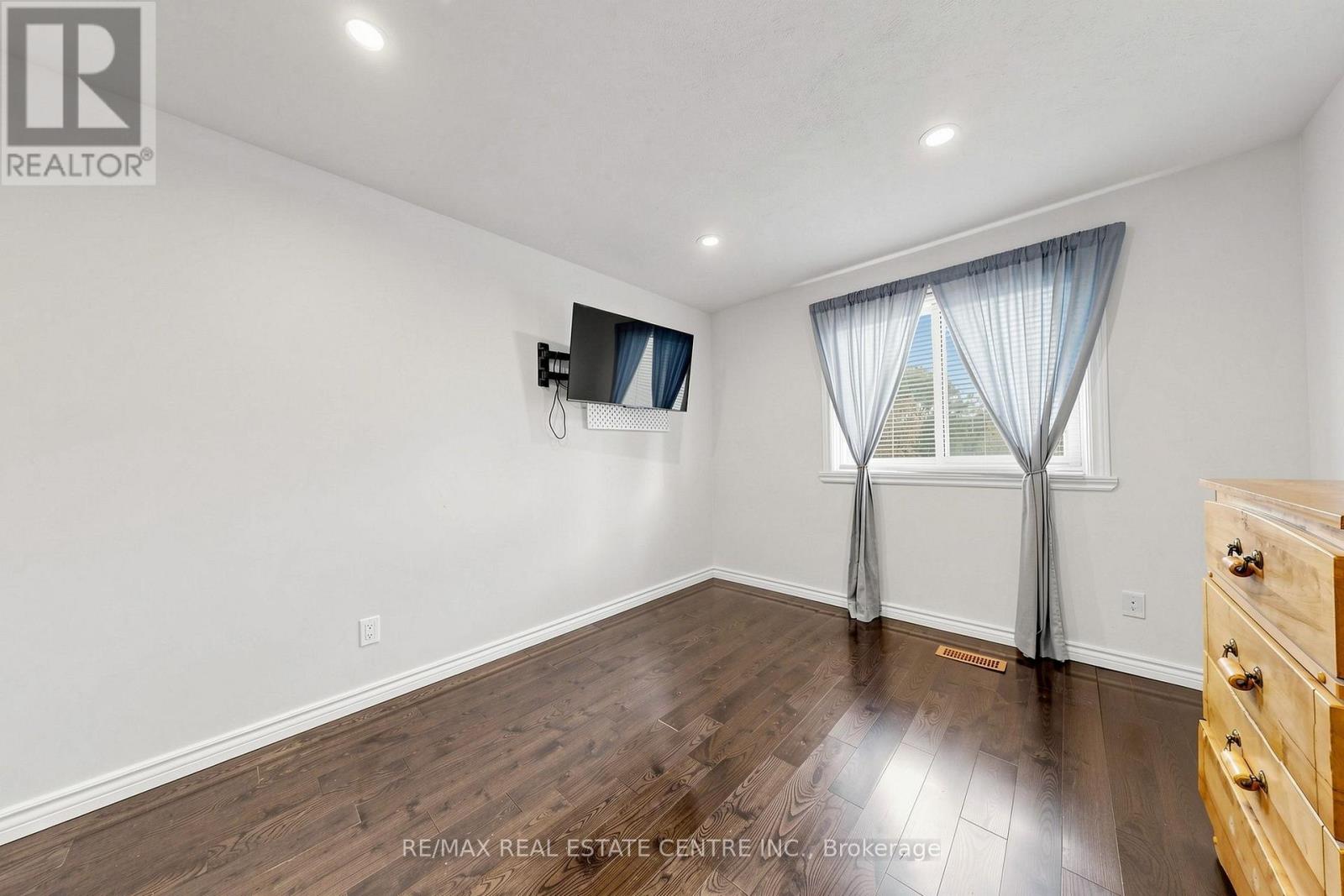 1 HAWKINS COURT - 23