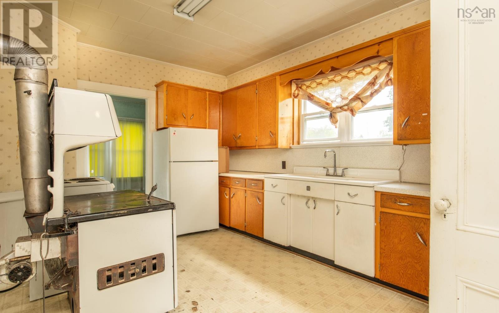 212 Highway 203 - Image 13