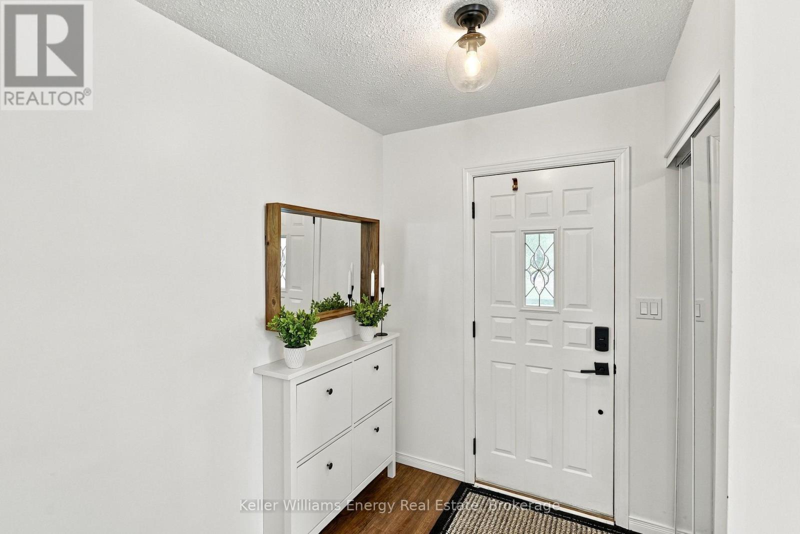 6 Overbank Drive, Oshawa, ON photo 2