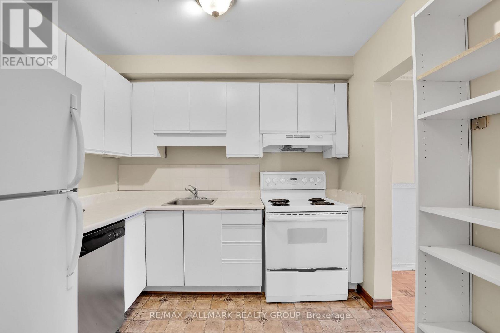 924 DYNES ROAD - 5