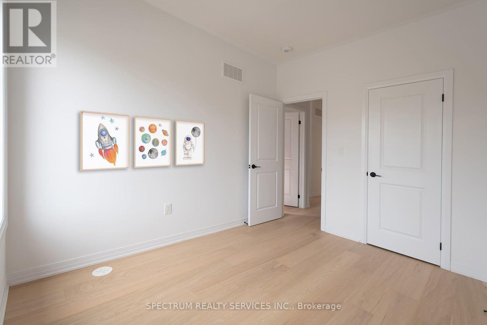 110 DE LA ROCHE DRIVE - 23