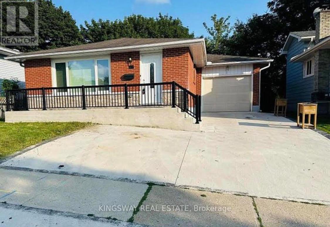 35 SILVER ASPEN CRESCENT — photo 1