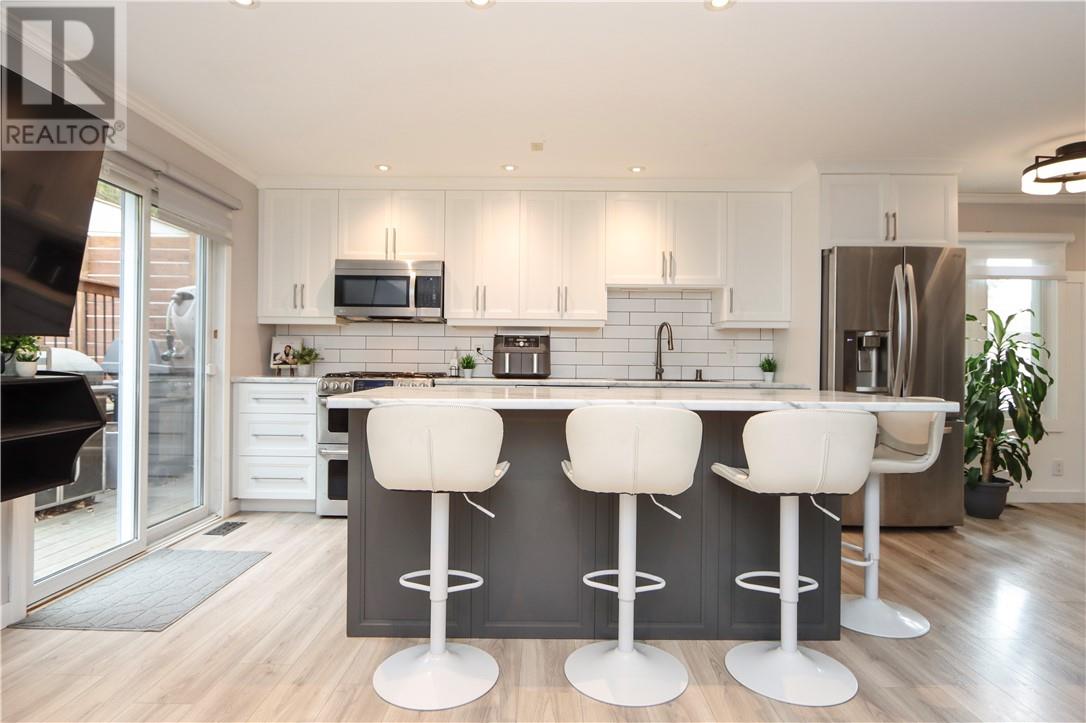 774 Lonsdale Avenue - Image 11