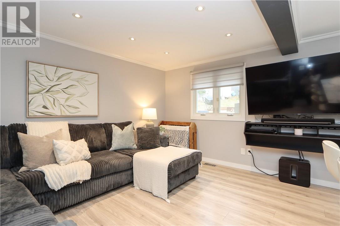 774 Lonsdale Avenue - 12