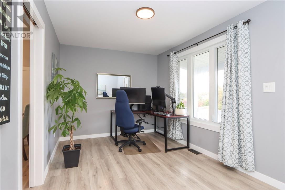 774 Lonsdale Avenue - Image 21