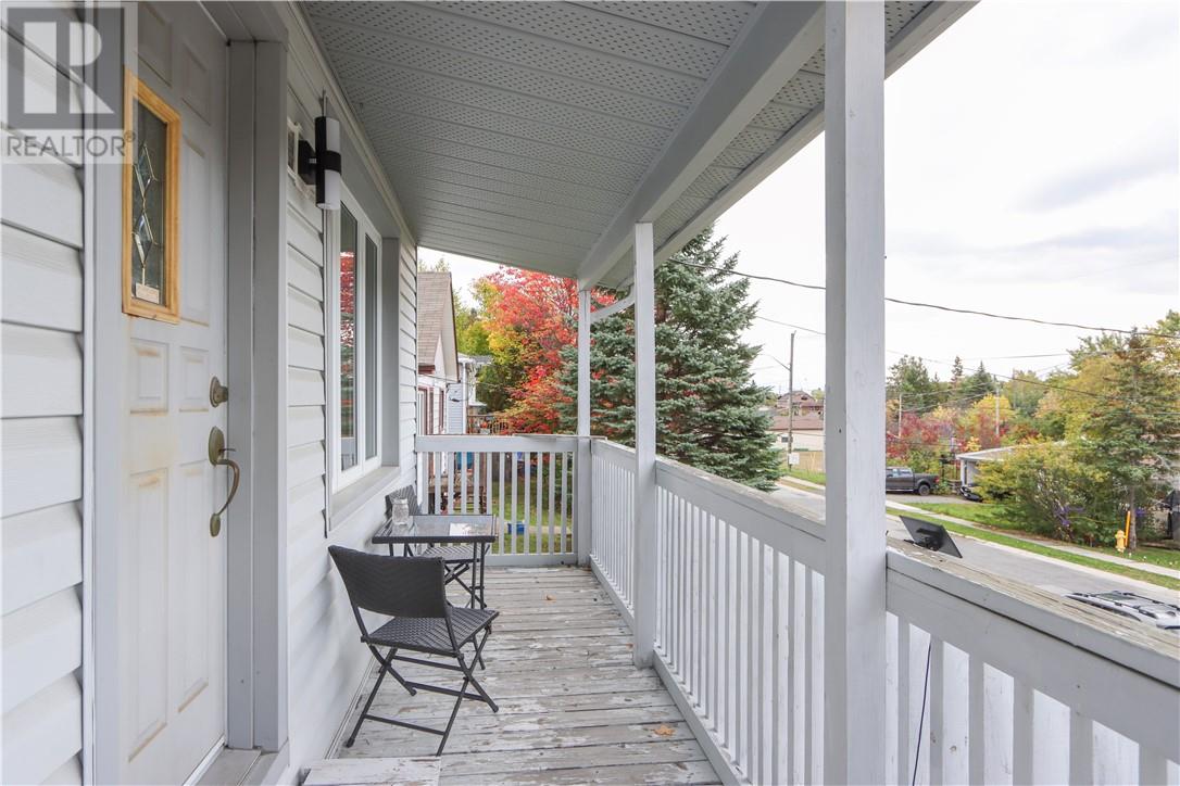 774 Lonsdale Avenue - 22
