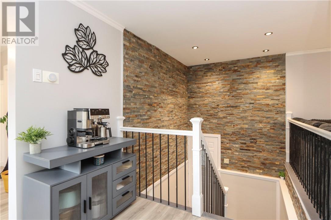 774 Lonsdale Avenue - Image 25