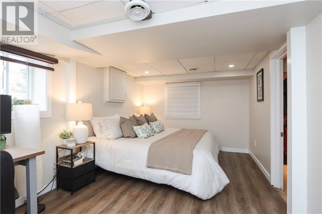 774 Lonsdale Avenue - Image 27