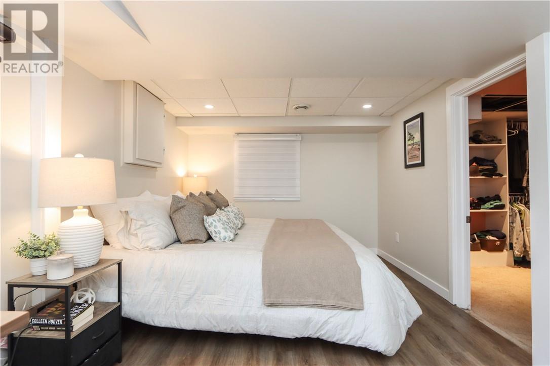 774 Lonsdale Avenue - Image 28
