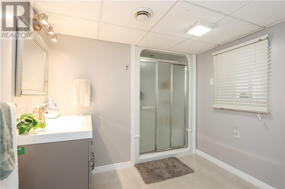 774 Lonsdale Avenue - 31