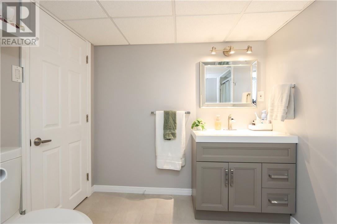 774 Lonsdale Avenue - 32