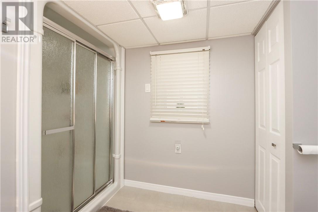 774 Lonsdale Avenue - Image 33