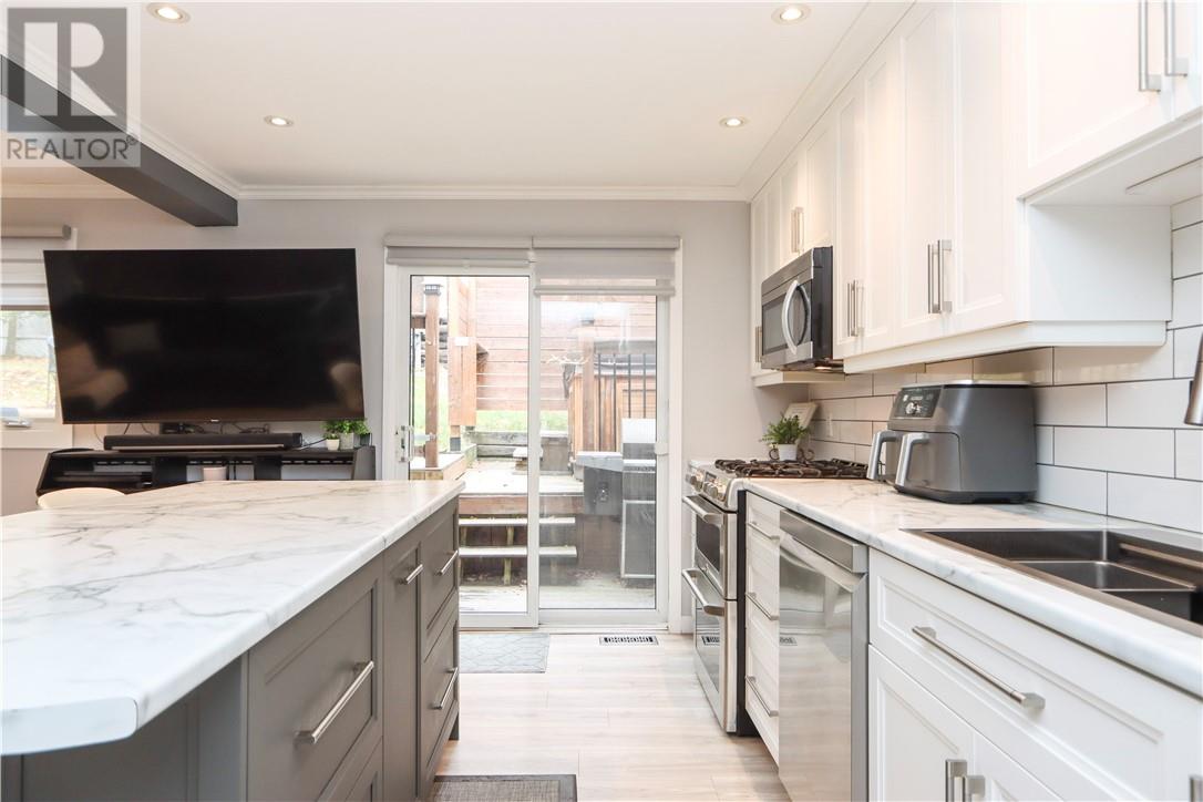 774 Lonsdale Avenue - Image 4