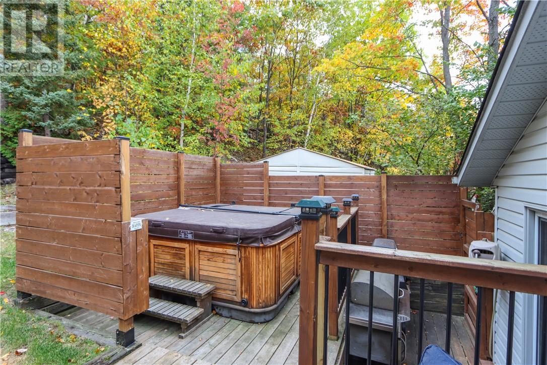 774 Lonsdale Avenue - 44