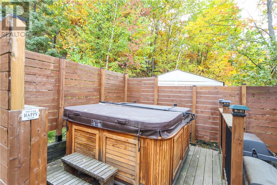 774 Lonsdale Avenue - 46