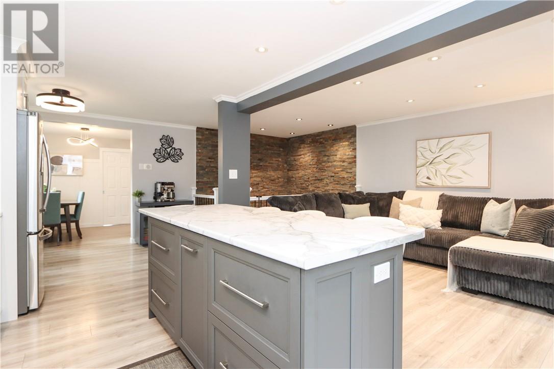 774 Lonsdale Avenue - 6