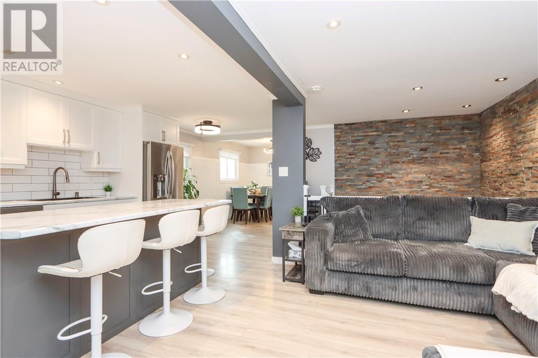 774 Lonsdale Avenue - 9
