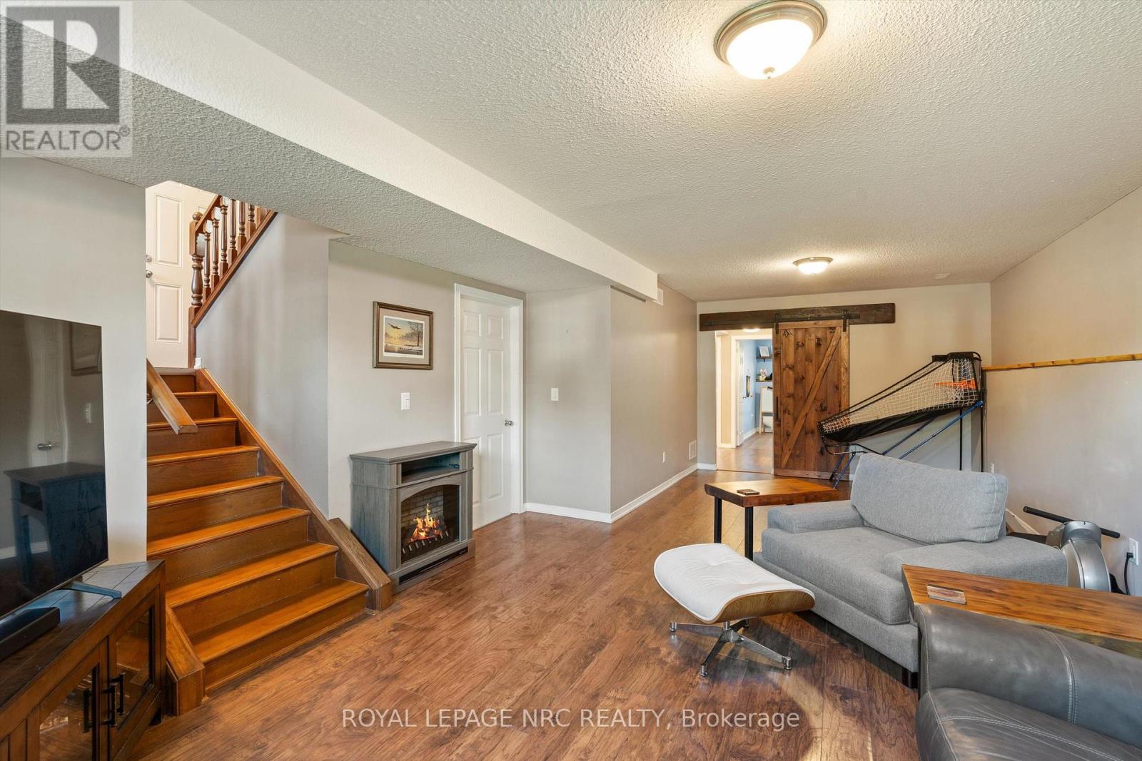 32 LAVINIA STREET - 25