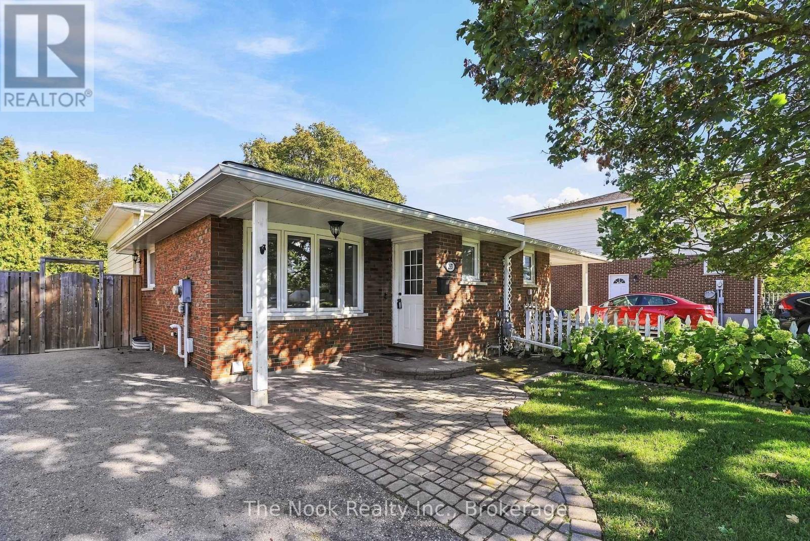 293 Brighton Court, Oshawa, ON photo 2