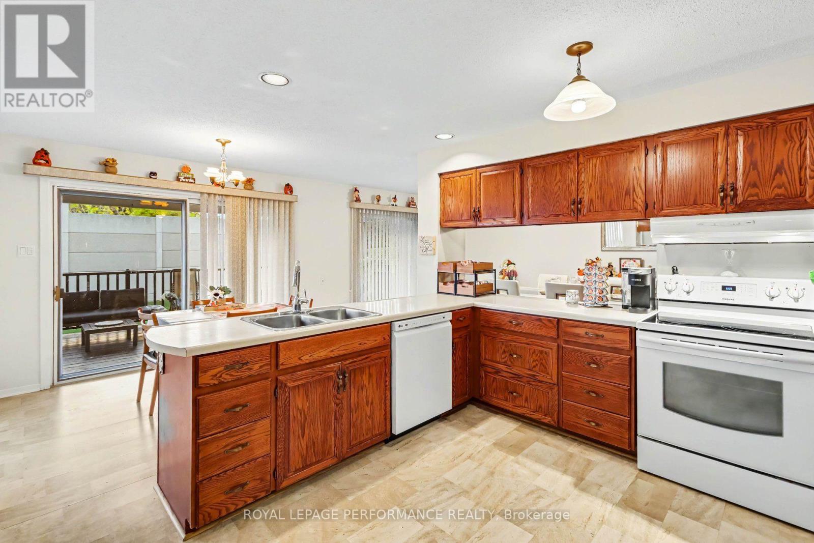 21 PULFORD CRESCENT - 12